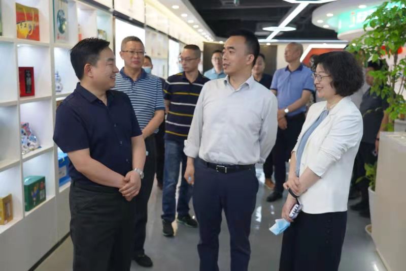 恩施州鹤峰县委副书记县长彭元洪一行调研农村电商公司