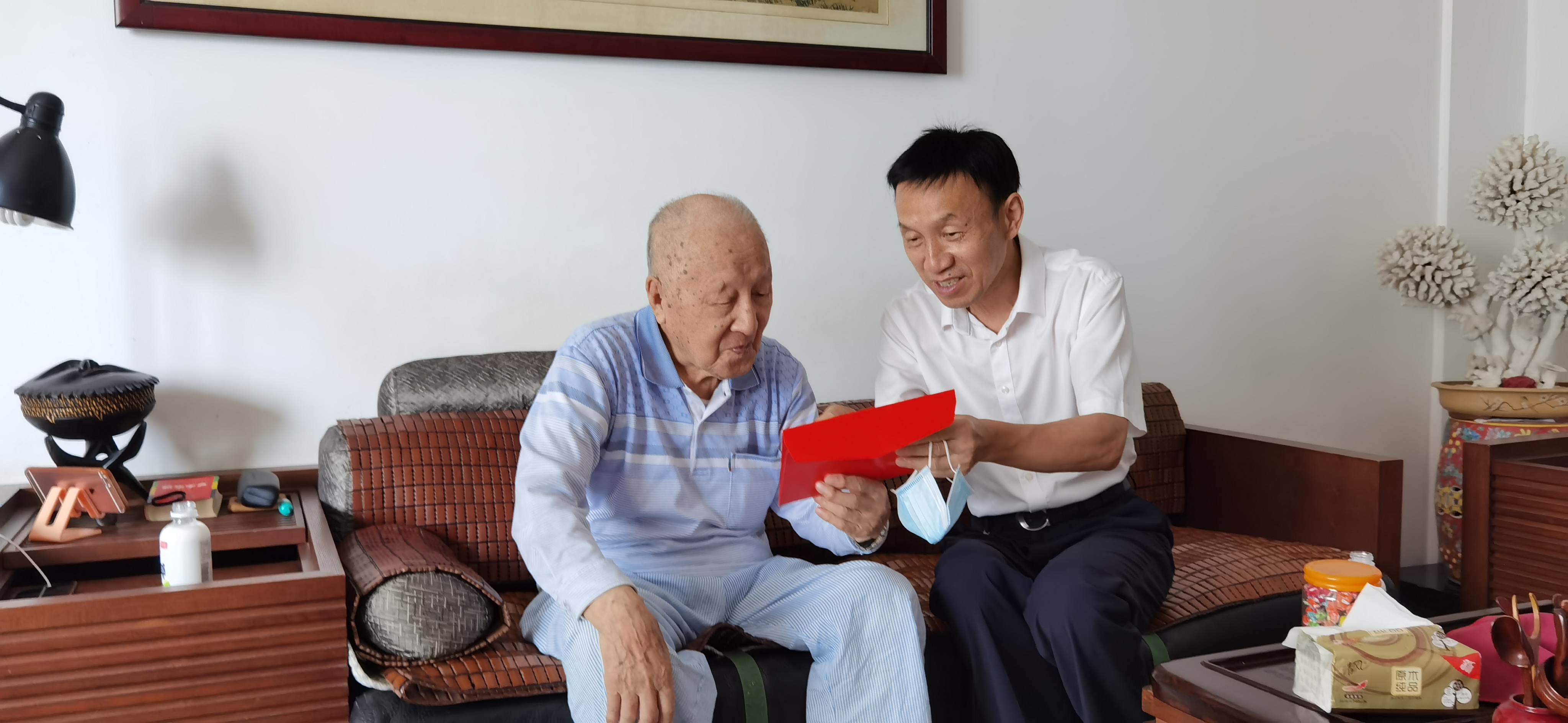 市供销社党委书记、主任高福宝走访慰问抗战老同志2