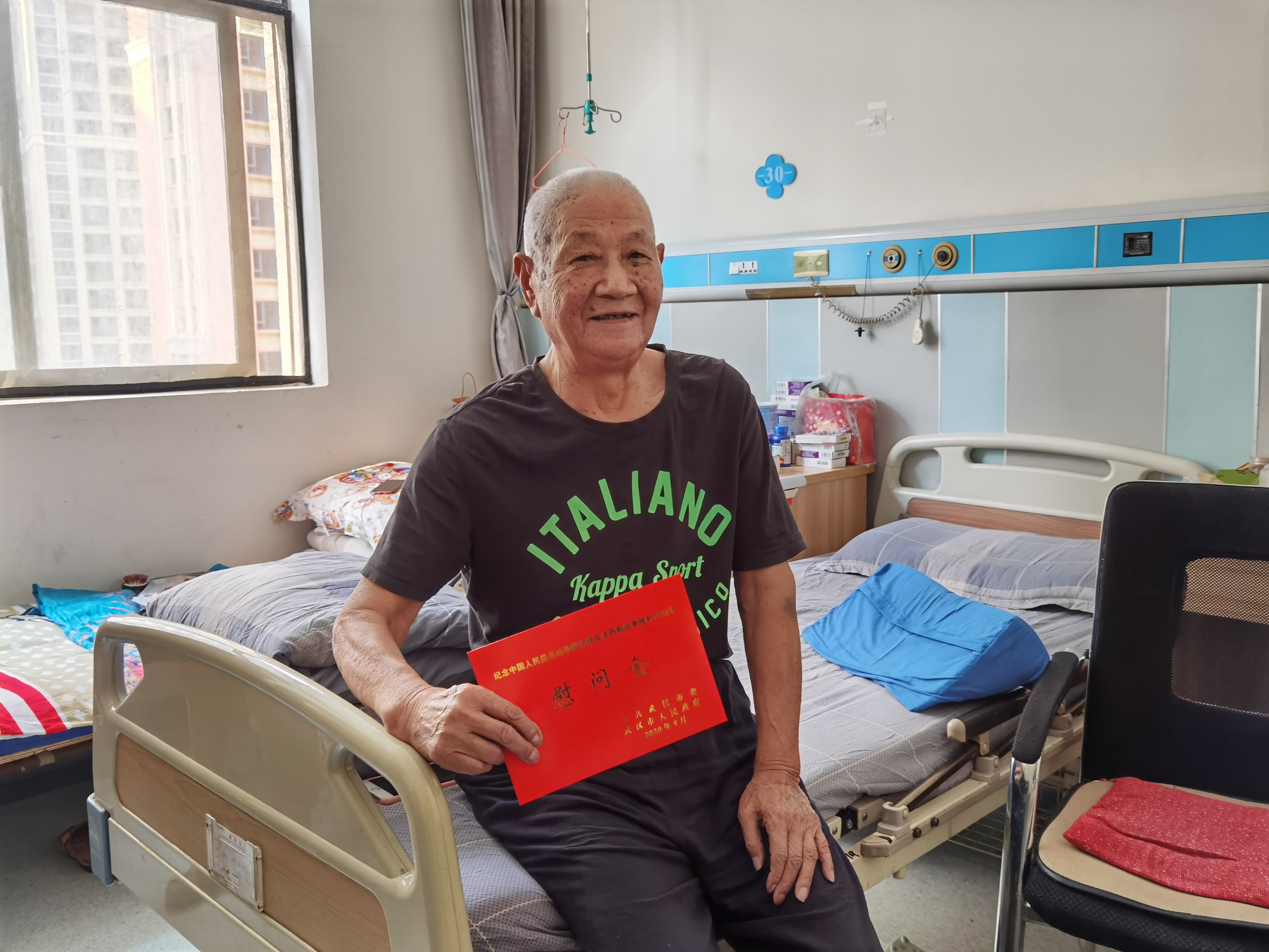 市供销社党委书记、主任高福宝走访慰问抗战老同志3