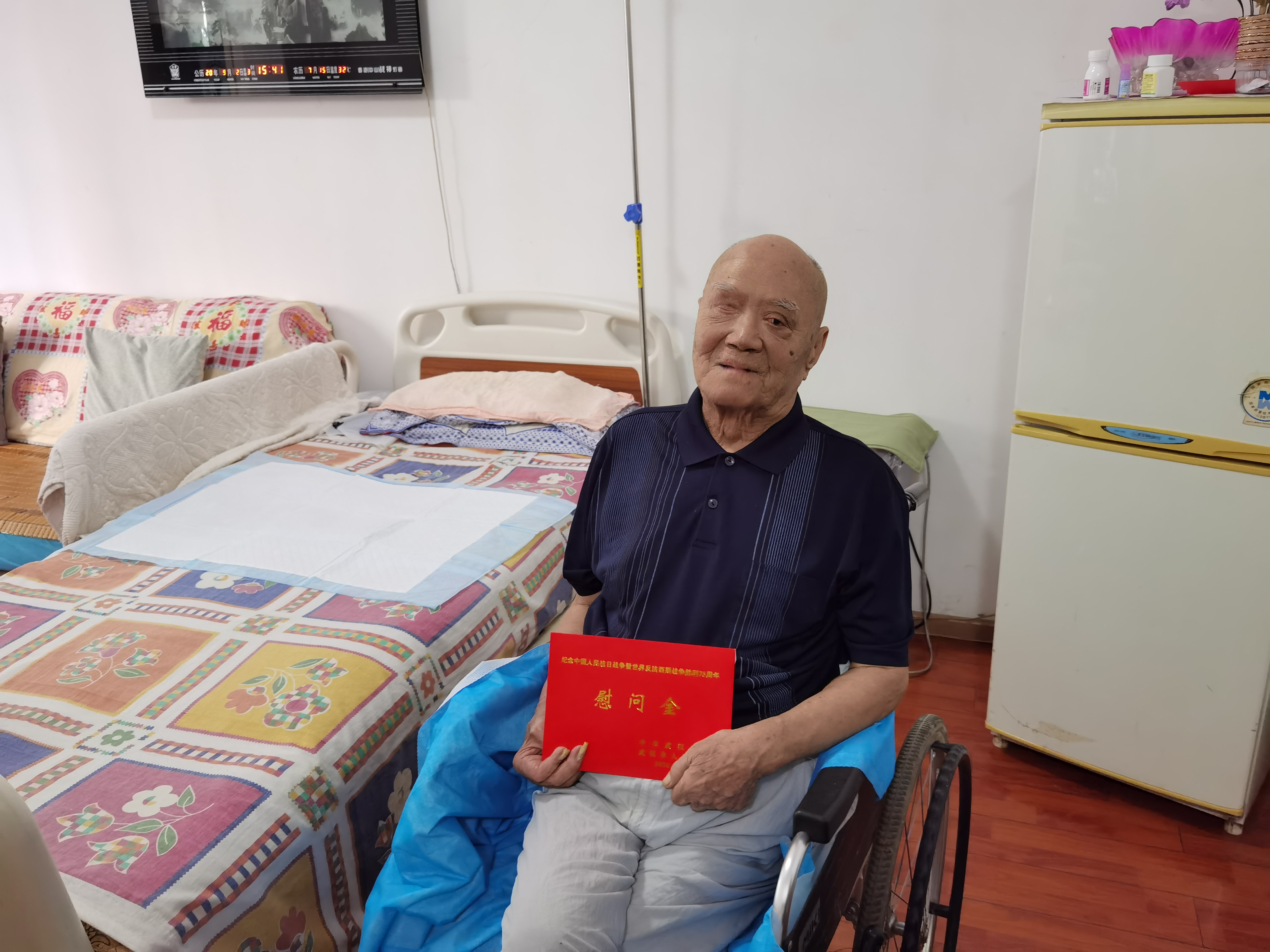 市供销社党委书记、主任高福宝走访慰问抗战老同志4